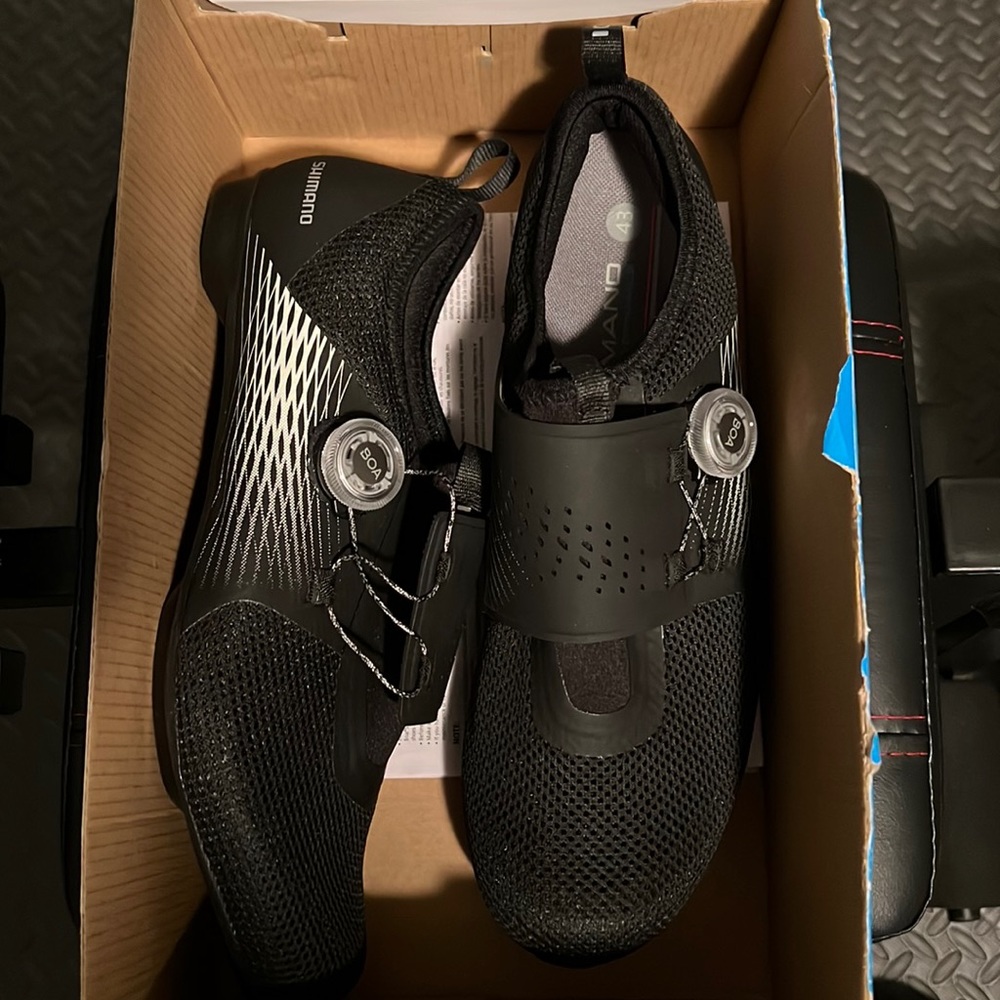 Brand New Women’s Shimano IC5 Black